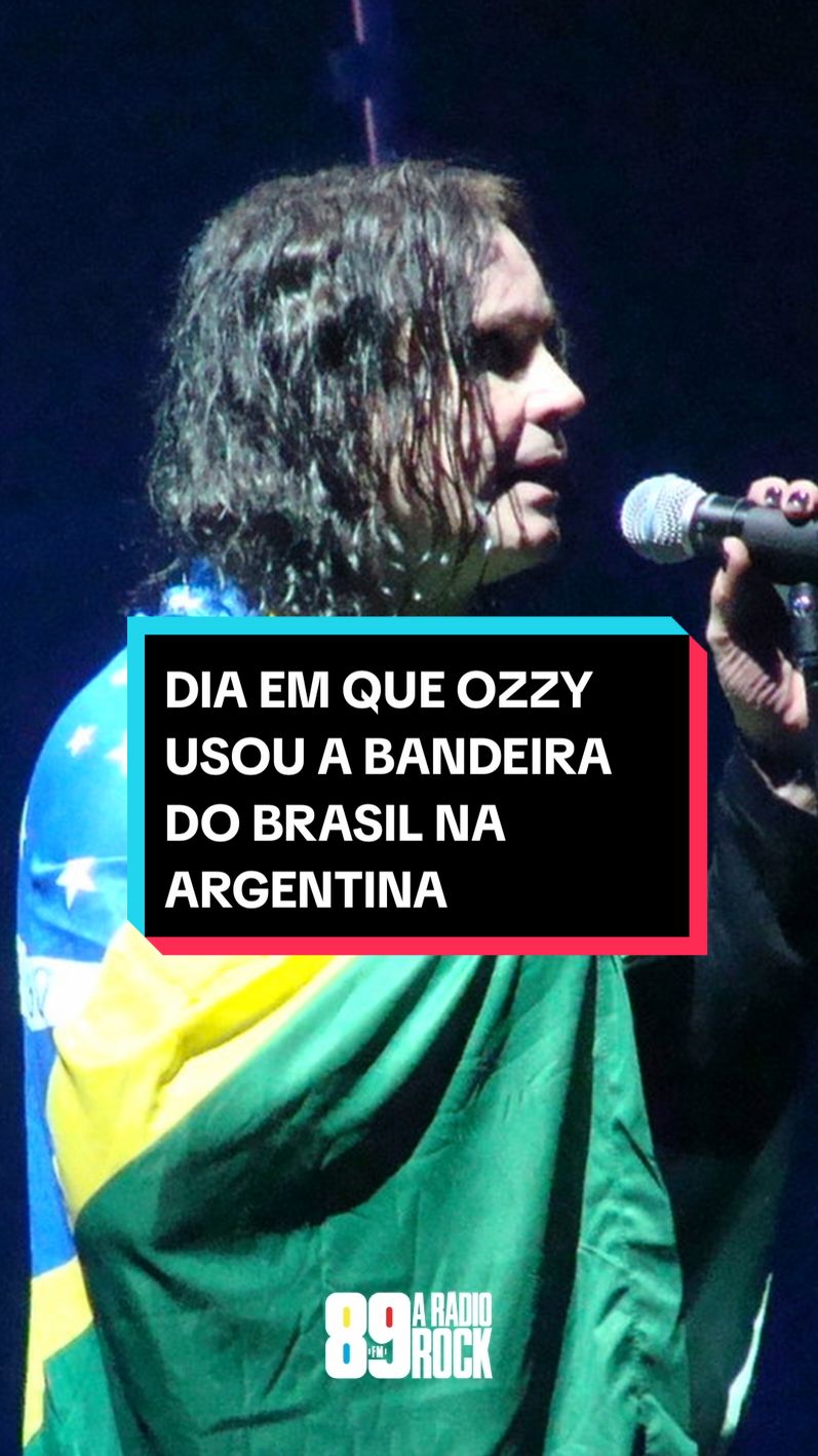 O DIA QUE OZZY USOU A BANDEIRA DO BRASIL NA ARGENTINA! Em 2013, durante a turnê de despedida do Black Sabbath, Ozzy Osbourne cometeu uma gafe em um show na Argentina. Enquanto tocavam “Dirty Women”, ele apareceu com uma bandeira do Brasil, provocando vaias da plateia. Dias depois, ao chegar no Brasil, Ozzy admitiu o erro e foi defendido por Geezer Butler, que afirmou que várias bandeiras foram jogadas no palco. Mesmo com o incidente, o show foi um sucesso, e a banda encerrou sua passagem pelo Brasil com uma apresentação histórica para 20 mil pessoas em Belo Horizonte. Créditos: WikiMetal #89 #aradiorock #radiorock #vivaorock #rock #89fm #89aradiorock #89fmaradiorock #ozzy #ozzyosbourne #blacksabbath 