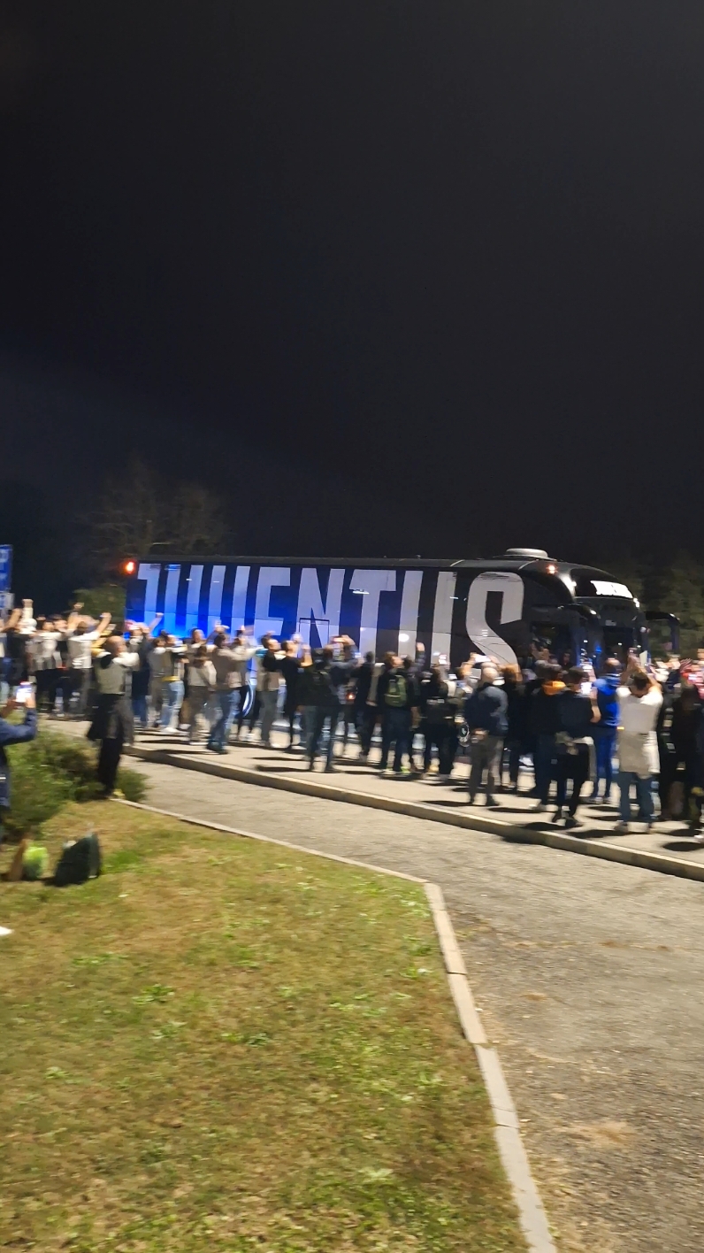 La #Juventus è arrivata all'#AllianzStadium. Tutto pronto per la sfida di #ChampionsLeague contro lo Stoccarda. #Stadium #ChampionsLeague #Champions #Juve #Turin #Torino 