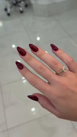 Ok but look at this gorgeous color ♥️  #kenzonailstudio #almondnails #torontonails #etobicokenails #rednails #fall #fallnails #nailstrend #nailsinspo #nails @dndgel