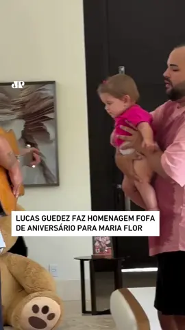 O influenciador Lucas Guedez, conhecido como “Tio Uca”, aproveitou o aniversário de 2 anos de Maria Flor, filha de Zé Felipe e Virginia Fonseca, para prestar uma tocante homenagem à pequena. Próximo da família, Lucas compartilhou momentos especiais com seus seguidores, mostrando o carinho que tem pela aniversariante. Em sua mensagem, ele escreveu: “Vou deixar registrado aqui o quanto você é especial na vida do tio Uca! Flor começou me julgando muito e isso não mudou muito ainda 🤣, mas hoje estamos se dando bem (graças a Deus). Que Papai do Céu continue te protegendo e abençoando, Flor.” 🎥Reprodução: Instagram/lucasguedez 📺 Confira na JP News e Panflix #JovemPanEntretenimento #MariaFlor #LucasGuedez