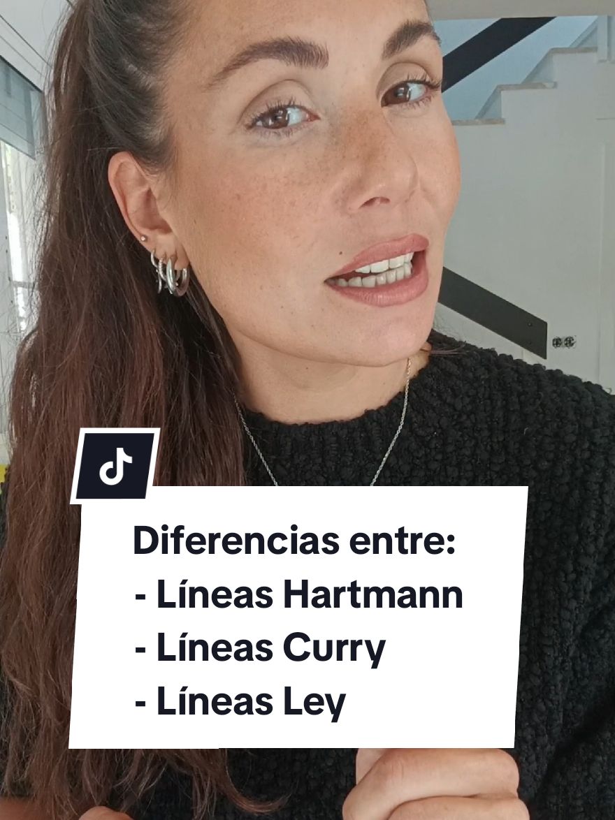 Las líneas de Hartmann y las líneas de Curry son parte de una red energética invisible que se cree cubre todo el planeta. Las de Hartmann forman una cuadrícula que corre de norte a sur y de este a oeste, mientras que las de Curry lo hacen en diagonal. Cuando estas líneas se cruzan, generan puntos de energía que pueden ser perjudiciales para la salud si pasamos demasiado tiempo sobre ellos. Se cree que pueden causar insomnio, dolores de cabeza y otras molestias. Por otro lado, las líneas ley son rutas energéticas que conectan lugares sagrados o antiguos a lo largo de la Tierra. A diferencia de las líneas de Hartmann y Curry, las líneas ley no se ven como una cuadrícula, sino como trazos que conectan puntos de gran importancia histórica o espiritual. Algunos monumentos que se dice están sobre líneas ley son Stonehenge, las Pirámides de Giza, Machu Picchu, la Isla de Pascua, Chichen Itzá y la Catedral de Chartres. Estos sitios han sido venerados durante siglos, y muchos creen que su ubicación sobre estas líneas amplifica su energía espiritual. #lineashartmann #lineasley #lineascurry #energia #geopatias #geobiologia 