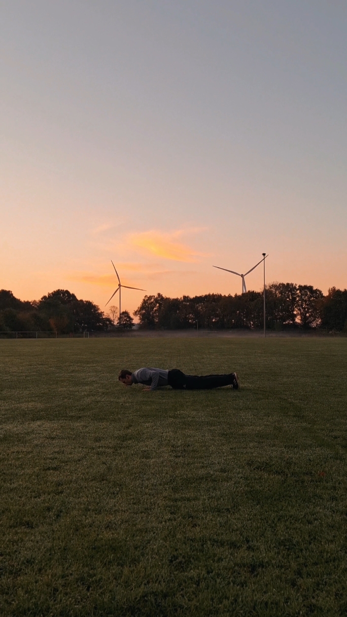 Pushups outside 💪🏻 #pushup #pushups #pushupsworkout #outdoorworkout #workoutmotivation #motivation #discipline 