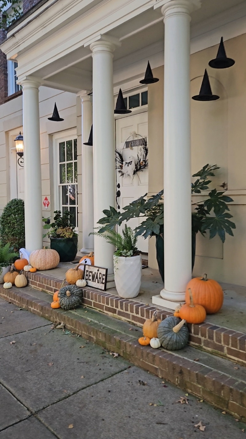 I'm obsessed with all the pumpkins and inflatables 🎃  #halloween2024 #spookyseason #halloweendecorations #halloweenhouse 