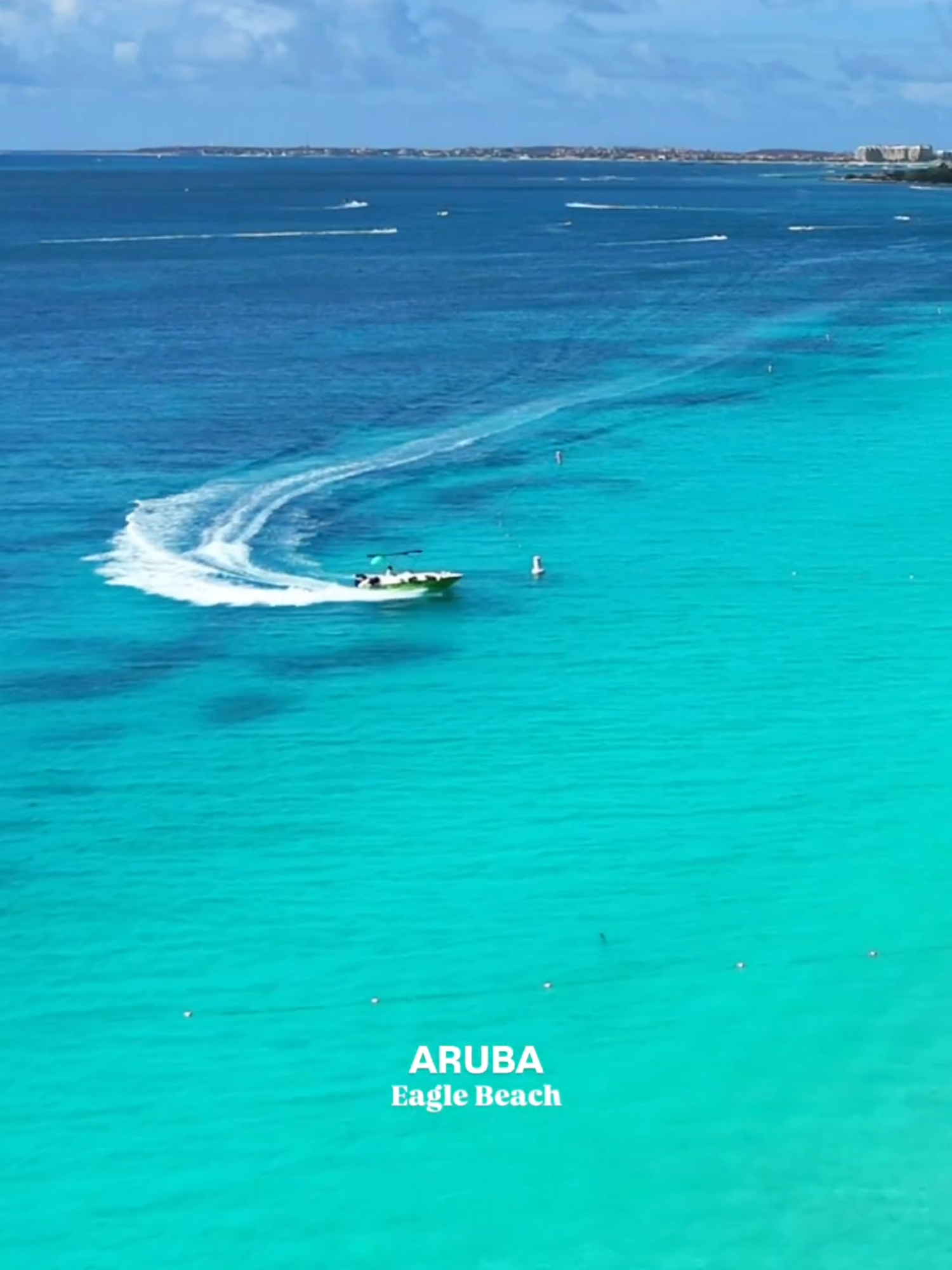 ¿Sabías qué Eagle Beach tiene arena coralina? Lo que hace que no se caliente con el sol. 🏖️☁️ 📷 @manuvillalbauy  #aruba #travel #vacaciones #playa #beach #foryou #eaglebeach