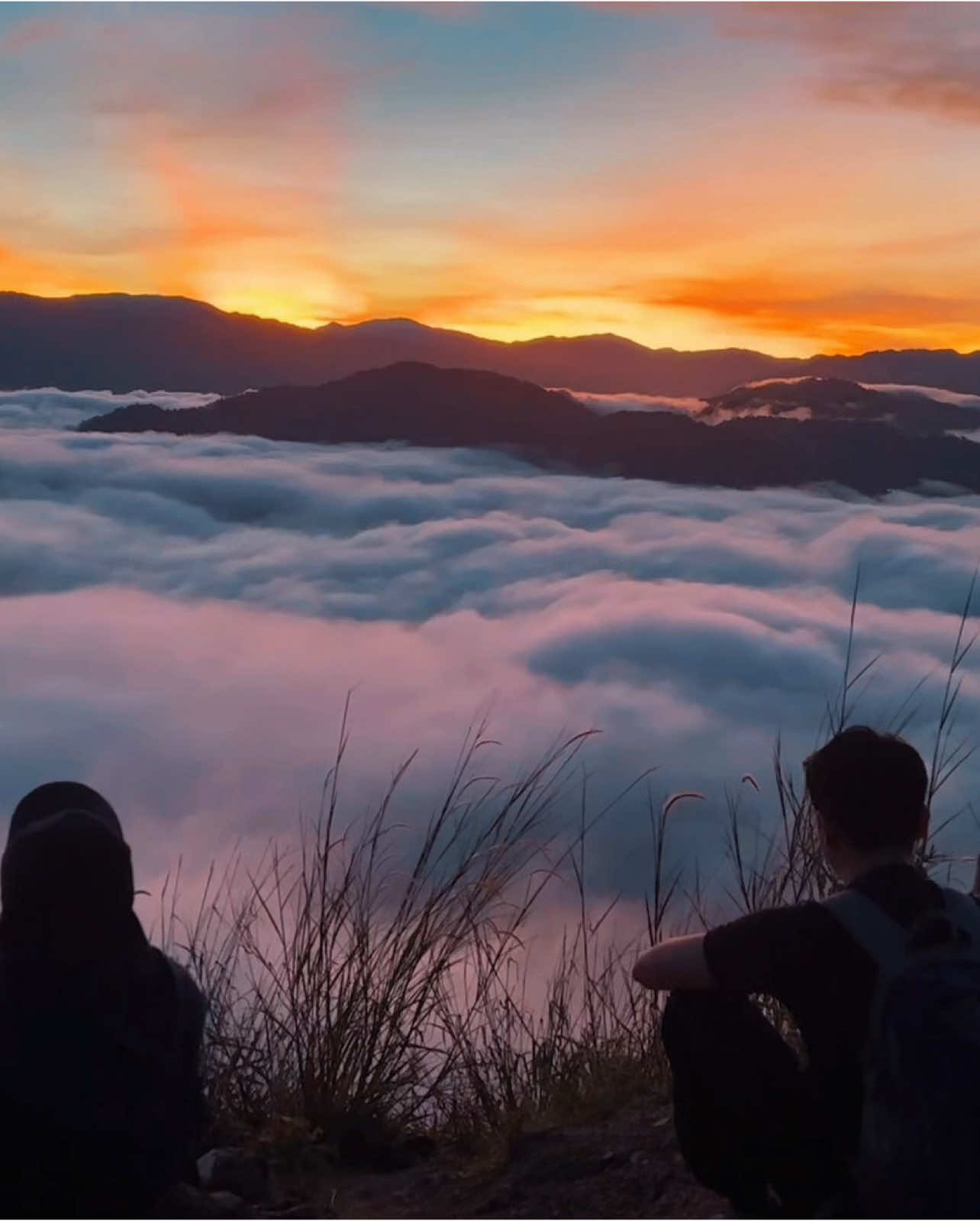 Dapat view macam ni sekali seumur hidup pun takpa dah . dah boleh gantung kasut hiking 🤣 #Hiking #sunrise #hikingadventures #bukitberekeh 