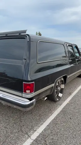 Took mt suburban on a 10+ hour deive one way! Of course it sucked a ton of gas, but it was nice to visit up north with it :) #suburban #squarebody #chevy #chevytrucks #c20 #loweredtruck 