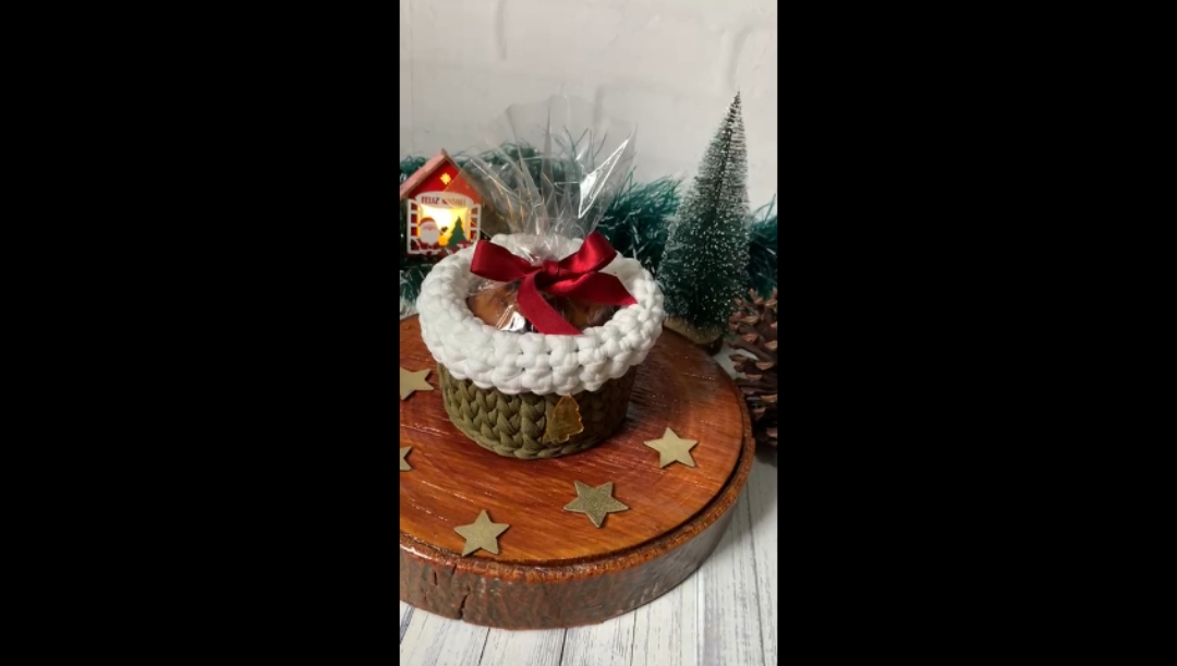 Transforme seu Natal com um toque especial! Neste Reels, mostro como o mini panetone se encaixa perfeitamente no porta panetone em crochê. Uma combinação de sabor e charme que vai deixar sua mesa ainda mais linda! Você também pode encomendar o seu! Vamos juntos adicionar essa delicadeza ao seu Natal. 🎁❤️ #Natal #Panetone #Crochê #DecoraçãoNatalina #DIY #foryou #portapanetone #natalecrochet #natal2024 #lembrancinhaspersonalizadas #handmade 