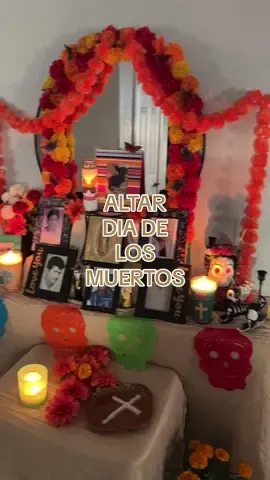 Me encanta este tiempo que dedicamos a nuestros fallecidos, siempre en nuestros corazones y recordando los momentos llenos de alegria que vivimos con ellos ❤️ #diademuertos #altardemuertos #mexicanculture #culturamexicana🇲🇽  ofrenda altar ideas DIY día de los muertos cómo hacer un altar de muertos  decoración día de muertos
