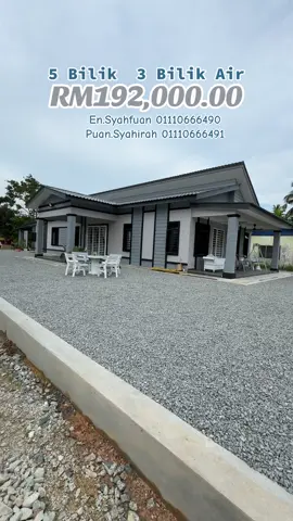 Bina Rumah bajet bawah RM200k !! Alhamdulillah..siap rumah 5 bilik 3 tandas, branda depan,branda tepi, ruang makan dan dapur basah.. Harga rumah RM192k !! Basic.. Batu pasir Atap metaldeck urollbond Mozek seluruh rumah. (2x2) * Table top free max 12kaki..(mozek 2x2) Dapur 1x2 kesat Toilet mozek dinding 6 kaki tinggi * Plaster siling kapur. *Point wiring basic dan paip. * Pintu utama pintu solid kayu, pintu bilik playwood berdesign.(satu jenis design) * Tingkap aluminium sliding/buka. Cat seluruh dalam rumah 1 warna.... Luar kami bagi 3 cat warna.. • Kaki lima simen licin..lebar 2kaki.. tangki poli air simpanan. yum batu septi 6kaki dalam. Boleh hubungi kami.. En.Syahfuan 01110666490 Pn.Syahirah 01110666491 #kontratormelaka #kontraktornegerisembilan #fyp #kontraktorbinarumah #Rumahimpian #rumahbawah200kmelaka #rumahbawah200k  #rumahbawah200knegerisembilan #kontraktormurah #kontraktor #binarumahatastanahsendiri #rumahmampumilik #rumahidaman 