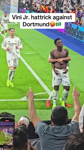 Vinicius dribbled nearly the entire full length of the pitch all by himself to score Real Madrid's fourth goal in the second half against Dortmund 😳 #viniciusjunior #vinijr #realmadrid #bvb #dortmund #championsleague #brazil #madrid