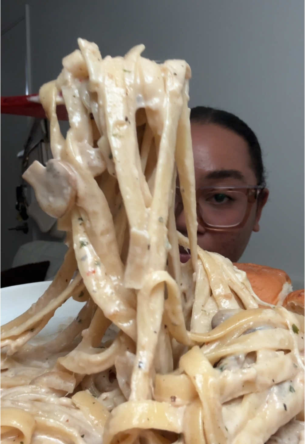 If this doesn’t make you crave pasta, idk what will 🥰 Creamy mushroom alfredo pasta mukbang 🩷 #foryou #fypシ゚viral #fyp #mukbangeatingshow #asmrfood #asmrcommunity #asmreating #foryoupage #asmr #asmrsounds #asmrvideo #eatingasmr #eating #eat #mukbang #fyppppppppppppppppppppppp #alfredopasta #mushrooms #creamypasta #pasta #pastatiktok #pastalover 