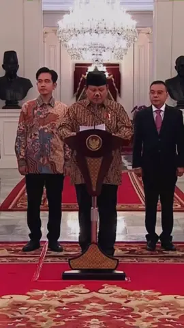 Presiden Republik Indonesia, Prabowo Subianto langsung mengumumkan susunan kabinet pemerintah Republik Indonesia periode 2024-2029 yang diberi nama “Kabinet Merah Putih”. Pengumuman tersebut digelar pada Minggu malam, 20 Oktober 2024, di Istana Merdeka, Jakarta. #prabowo #prabowopresiden2024 #presidenri #kabinetmerahputih 