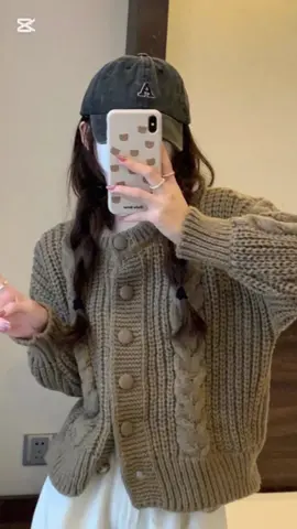 👉👉👉 Áo khoác cardigan len vặn thừng dáng ngắn, 2 màu xinh xỉu phong cách Hàn Quốc😍 - Chất liệu: Chất len thừng dày dặn. - Mày sắc: Nâu, Kem - Size : Freesize 40- 57 kg ( tùy chiều cao) - Phong cách : trẻ trung, năng động , sang chảnh. 👉 Hai màu nâu tây hoặc kem đều xinh nha các ty, màu nào mặc cũng xinh dễ thương á, nhanh tay dinh một e về đi ạ🥰 #thờitrang #viral #xuhuong #trending #phoidoxinh #outfit #shopnhaabu #cardigan 