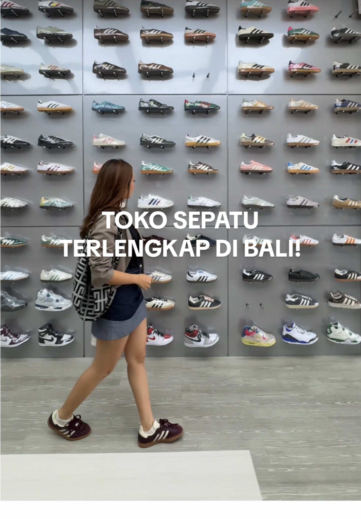 Toko sepatu di Denpasar kaya di mal gasih? 😩 Buruan mampir karena mereka ngadain diskon up to 1,5 juta! @Dewinst sneakers original  #tokosepatu #tokosepatubali #sneakers #sneakersbali #denpasar 