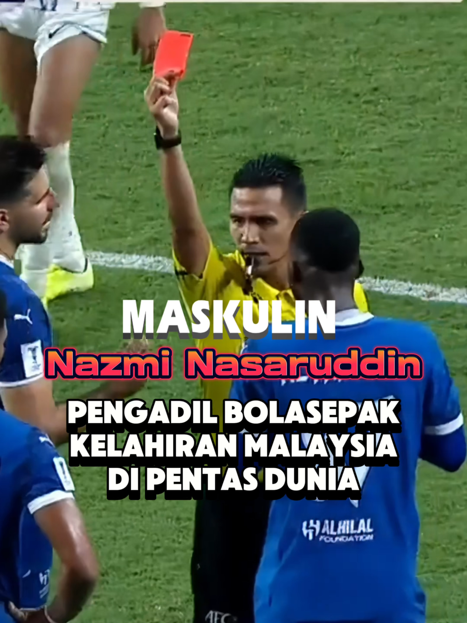 Nazmi dilihat cukup tenang dan tanpa rasa gentar melayangkan kad merah buat pertahanan Al Hilal yang cukup sensasi, Ali Al Bulayhi yang juga rakan sepasukan kepada bintang Brazil iaitu Neymar. #maskulin #nazmi #nazminasaruddin #malaysia #alhilal #neymar #albulayhi #fyp