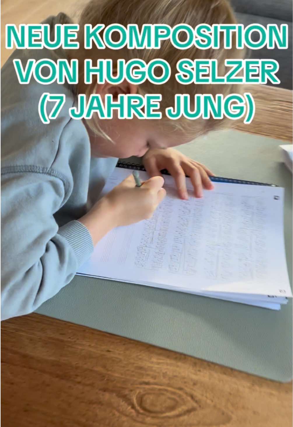 HUGO SELZER (7 Jahre) spielt seine neue Komposition (bisher ohne Namen) in a-moll. #hugoselzer #pianoboy #7years #passion #pianomusic #komposition #pianotok #pianist #fyp #klavier #flügel #piano 