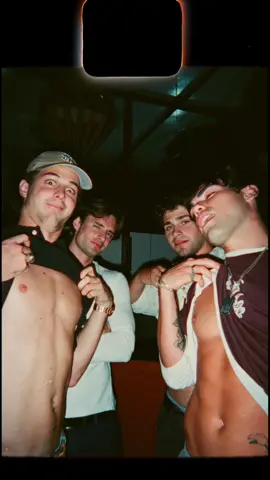 Giving strangers a disposable camera 📸 at Venice Thank you (griffinlaszlo) and  (jackdoss4) for being so cool and giving this camera back to me. Your photos came out great. I know they will make great memories 🫂❤️.  #shotonfilm #disposablecamera #BestFriends #filmphotography #strangers 