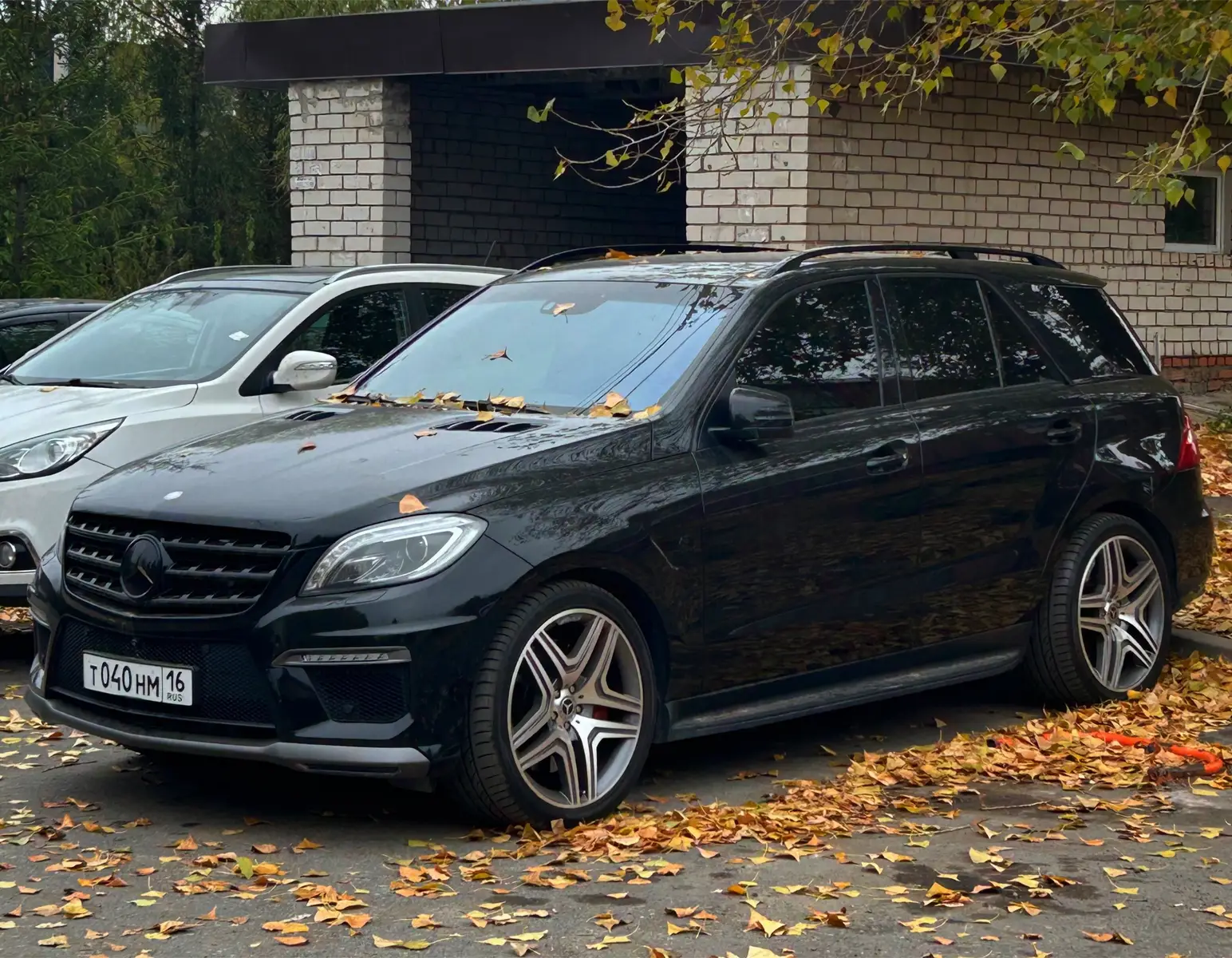 Mercedes-Benz W166 — среднеразмерный кроссовер немецкой торговой марки Mercedes-Benz, третье поколение M-класса. Пришёл на смену автомобилю Mercedes-Benz W164 в 2011 году, хотя разработка началась ещё в 2006. Премьера модели состоялась на 64-м Франкфуртском автосалоне. Производство W166 осуществляется, как и ранее, на заводе Mercedes-Benz в Таскалуса (штат Алабама), США. Инженеры концерна Daimler AG проделали большой объём работ по уменьшению расхода топлива (в среднем на 25 % ниже, чем у предыдущей модели), оснастили автомобиль последними версиями семиступенчатой АКПП 7G-Tronic Plus и системы постоянно полного привода 4MATIC, интегрировали последние технологии безопасности и модернизировали внешний и внутренний вид в соответствии с новыми веяниями в автомобильном дизайне.