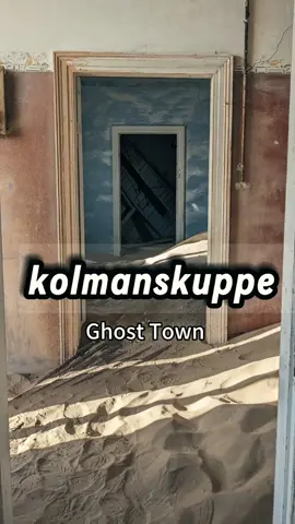 Kolmanskop era un pueblo minero alemán en Namibia. Tras el descubrimiento de diamantes, se convirtió en un oasis de lujo en el desierto. Sin embargo, el agotamiento de las minas y la invasión de la arena llevaron al abandono de la ciudad. Hoy, es un pueblo fantasma, testimonio de una era de riqueza efímera. Kolmanskop was a German mining town in Namibia. After the discovery of diamonds, it became a luxury oasis in the desert. However, the depletion of the mines and the invasion of sand led to the abandonment of the town. Today, it is a ghost town, a testament to an era of ephemeral wealth. @CapCut @Namibia Travel TikTok @Namibia Today #travel #namibia #namibiantiktok #viajar 