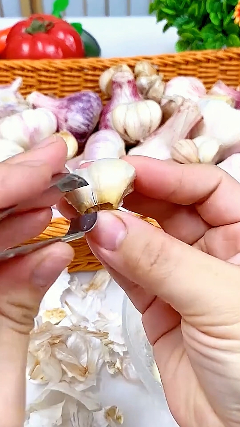 Effortlessly peels garlic, saving time and effort #garlicpeelingtool #peelinggarlic #fyp #foryou #tiktok #goodthing #homehacks #householdgoods #householditems #goodstuff #kitchenware 