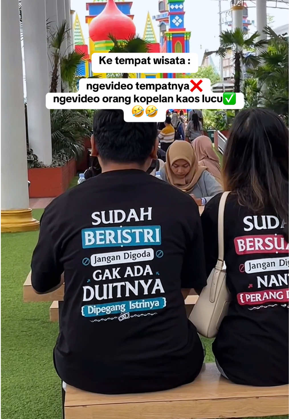 Makasih loh idenya, pas jalan2 nanti mau pake kaos kopelan kaya gini juga ah🤭😃