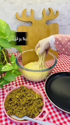 كبة برغل  ٣ كوب جربش  واحد ونص كوب برغل ناعم  ملح فلفل أسود وكمون  واضيف كوب ونص مي دافي واخلطة واخلي ربع ساعة بعدها ارجع اعجنة زين واذا احتاج مي اضيفلة واضيف ملعقتين كبيرة زيت واعجنة  الحشوة  لحم مثروم دهين وبصل وبهارات فلفل اسود كمون وبهارات كبة  جاهزة واكملها واخليها تبرد  واشكل الكبة  للمركة بصل مثروم ناعم احمسة ويا معجون ومي حار وماجي وملح  ومن تفور اضيف الكبة واخلطها وبعد ١٠ دقايق اضيف اندومي او شعرية حسب الرغبة واخليها لحد لمن تستوي والف عافية علينا وعليكم  بهارات كبة دائماً اخذ من سيد رعد تجنن عدهم البهارات 