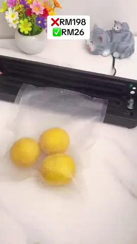 Mode Vacuum Sealer Machine (malaysia plug 🇲🇾 ) ✔️Free 🎁10 pcs (17x25cm)sealer bag ✔️Can Seal Vegetable,dried food ,Fruit ,Meat Boleh jimat ruang dalam peti bila simpan dalam plastik macam ni. Overall, memang puas hati guna vacuum sealer machine ni ✨ #vacuumsealer #vacuumsealermachine #tipssimpansayur #simpansayursegar #tipskemasdapur 