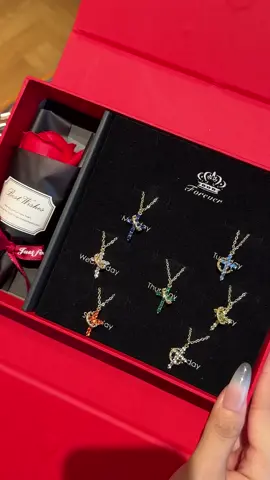 What kind of crown cross do you like #freekiss #jewelry #gold #diamond #necklace #cross #crown #jesus #jesuslovesyou #amen🙏 #jesuslovesyou❤️🙏✝️😇 #flowers #fashion #pretty 