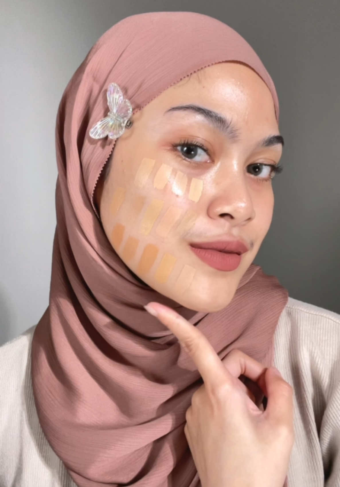 Swatch semua shade cushion Instaperfect! Cukup pause videonya kalo kamu pengen liat shade yang cocok di kulitmu ya~ Lagi ada payday sale di keranjang kuning, jangan lupa check out cushionnya sekarang! #cushioninstaperfect #cushionviral #makeuptrend #makeupviral 