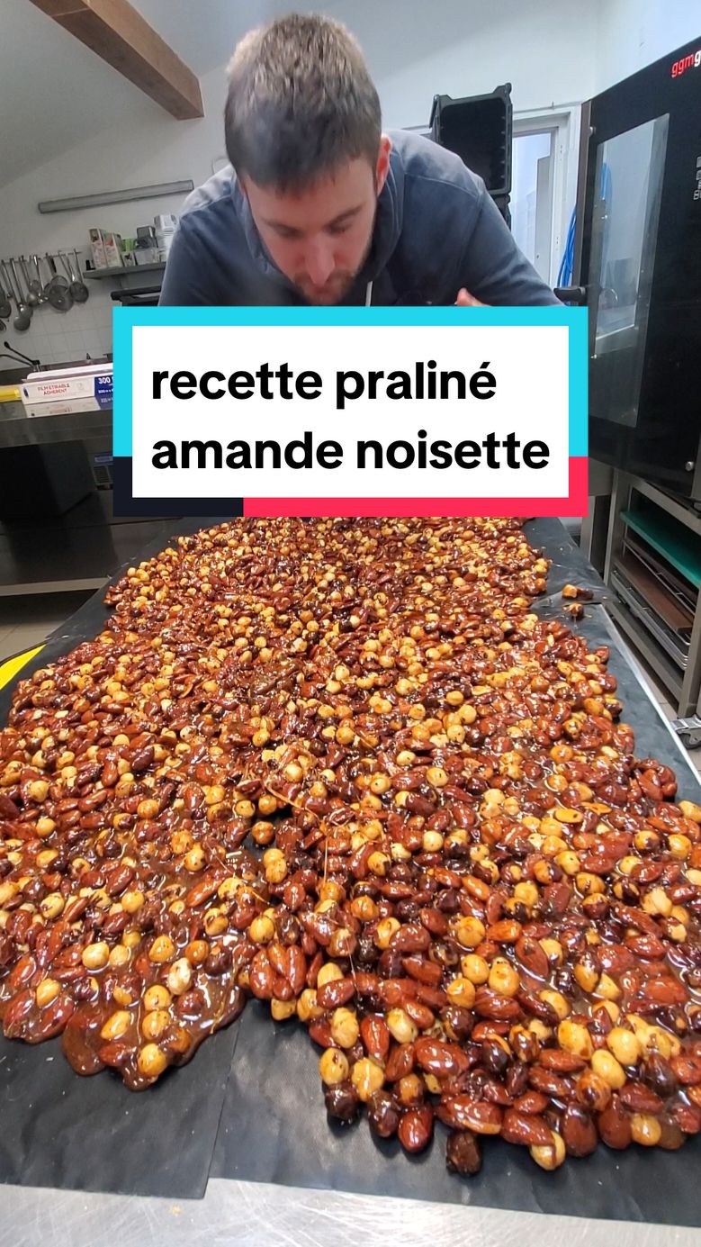 Recette praliné amande noisette 200g sucre 200g fruits secs (100g amandes + 100g noisettes) Torréfie les fruits secs à 150° pendant environ 15 minutes. Fais un caramel à sec et verse sur les fruits secs déjà torréfiés (ou verse les fruits secs encore chauds directement dans le caramel) Laisse refroidir et mixe en plusieurs fois pour que le mélange ne dépasse pas 30° sinon il rendra de l'huile  #recette #recettefacile #praliné #noisette #gateau #patisserie #traiteur 