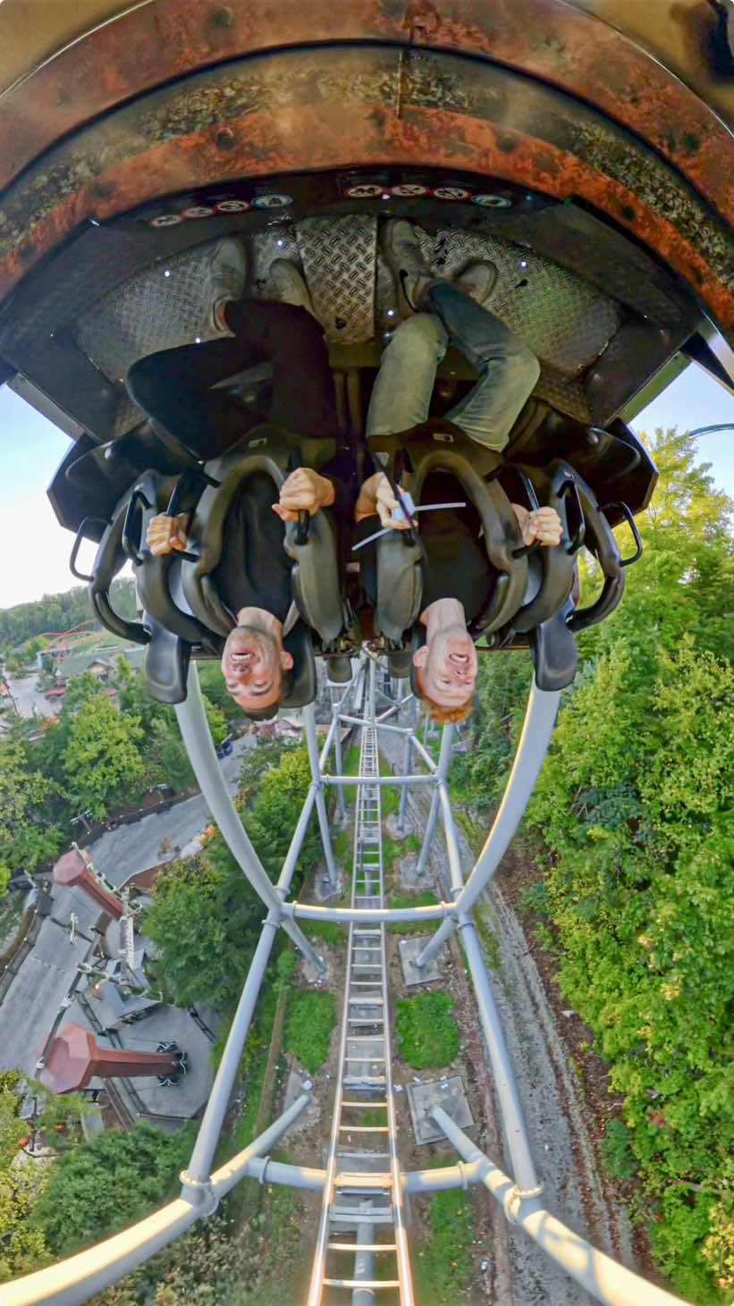 Would you dare to ride this crazy rollercoaster? 😳🎢 This unique ride in Pigeon Forge combines indoor elements without outdoor coaster sections. It features 2 vertical lift hills, 2 inversions and impressive fire effects. Located at Dollywood in Tennessee ❤️🇺🇸 @My Pigeon Forge @Dollywood Parks & Resorts #dollywood #pigeonforge #tennesee #attraction #rollercoaster #adrenaline #coaster 