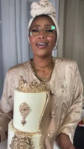 Après ma soirée henné 🤭 Magnifique gâteau : @Hayat patiss  #fyp #foryoupage #prt #pourtoii #me #prt #ranellebrown3 #hellotiktok #video #viralvideos #viral #tik_tok #instagram #wedding #mywedding #henna #amour #maghrib #maman #tenue #outfit #takecare 