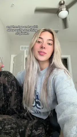 🧍🏼‍♀️