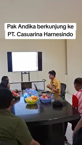 Calon Gubernur Jawa Tengah, Pak Andika, mengunjungi pabrik PT Casuarina Harnesindo untuk melihat langsung proses produksi dan mendengarkan aspirasi para pekerja. Kunjungan ini bertujuan untuk mendukung industri lokal dan mendengarkan tantangan yang dihadapi oleh pengusaha serta pekerja di daerah tersebut. Dalam kesempatan ini, Pak Andika juga menekankan pentingnya kolaborasi antara pemerintah dan sektor industri untuk mendorong pertumbuhan ekonomi di Jawa Tengah. #JatengPerkasa #bantengperkasa #pilgubjateng2024 #cagubjateng #andikauntukjateng1 #jawatengahbersatu #andikauntukjawatengah 