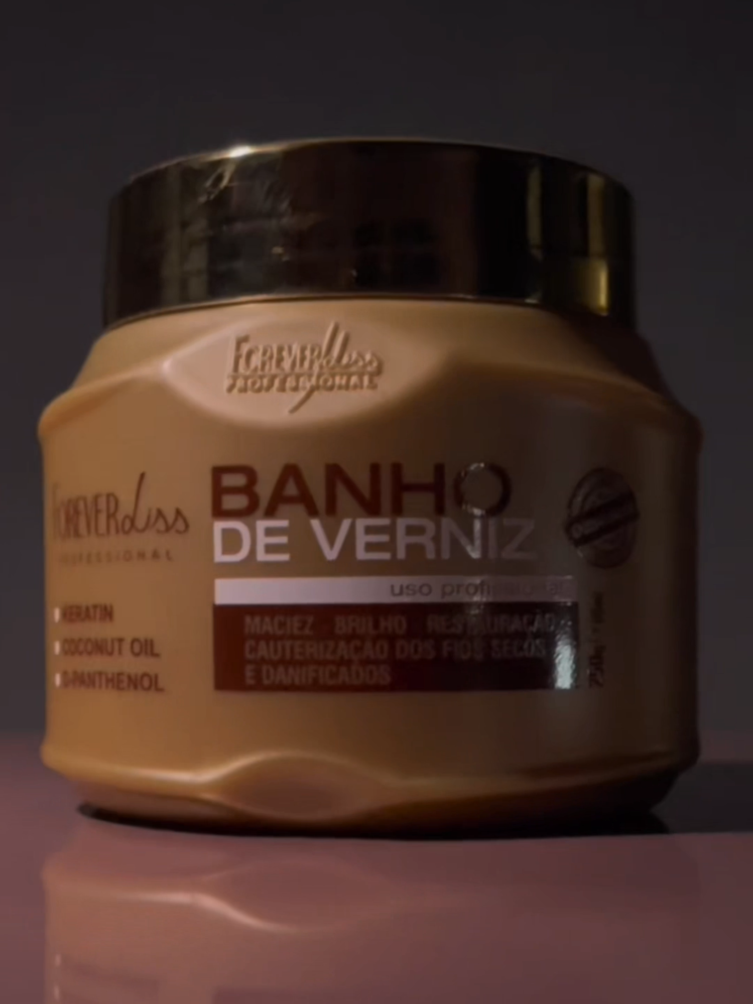 Seu cabelo merece brilho de salão todos os dias! ✨ A linha Banho de Verniz da Forever Liss é perfeita para devolver o brilho intenso e a hidratação que os fios precisam. Com ativos poderosos como óleo de coco, queratina e d'Pantenol, ela reconstrói a fibra capilar e garante aquele efeito espelhado que a gente ama! ✨💖 Recupere o brilho, maciez e resistência dos seus cabelos com um tratamento que age de dentro pra fora! Quem já usou sabe... o resultado é surpreendente! 😍 #BanhoDeVerniz #ForeverLiss #BrilhoEspelhado #CabelosSaudaveis #HidrataçãoCapilar #BrilhoIntenso #FiosRevitalizados #CuidadoCapilar