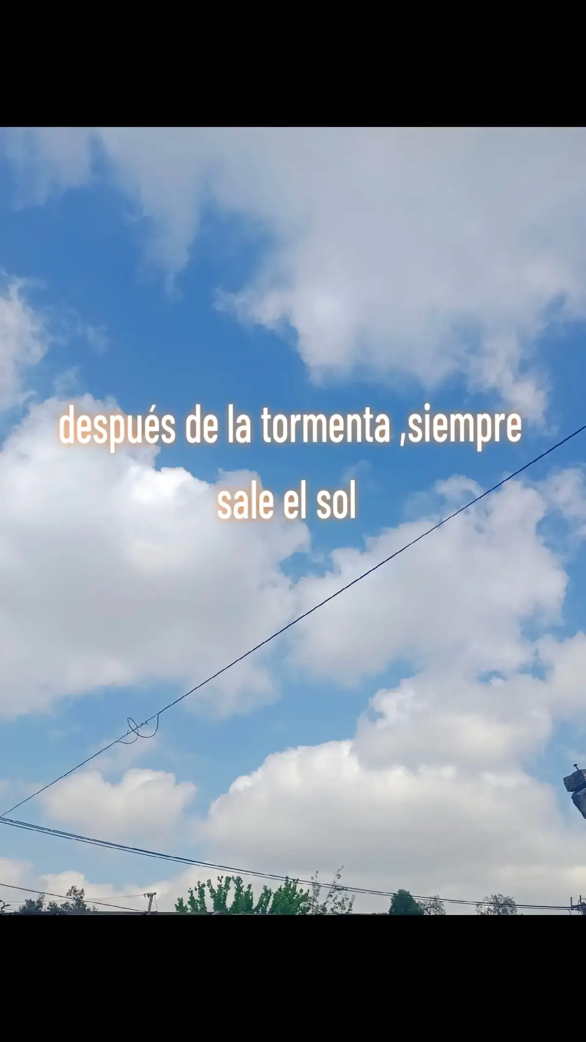 las nubes aparecen como grandes algodones que hacen contraste con un cielo azul #fypp #fyp #fypシ゚viral🖤tiktok #fypppppppppppppppppppppp #fy #sad #fypage #amor #primavera 