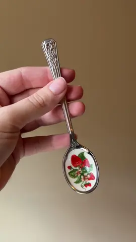 i love this necklace🍓❤️ available in my shop!🥄 #spoonjewelry #jewelrytiktok #HandmadeJewelry #handmadejewelrytiktok #handmadejewelrybusiness #smallbusinesstiktok #SupportSmall #UniqueJewelry 