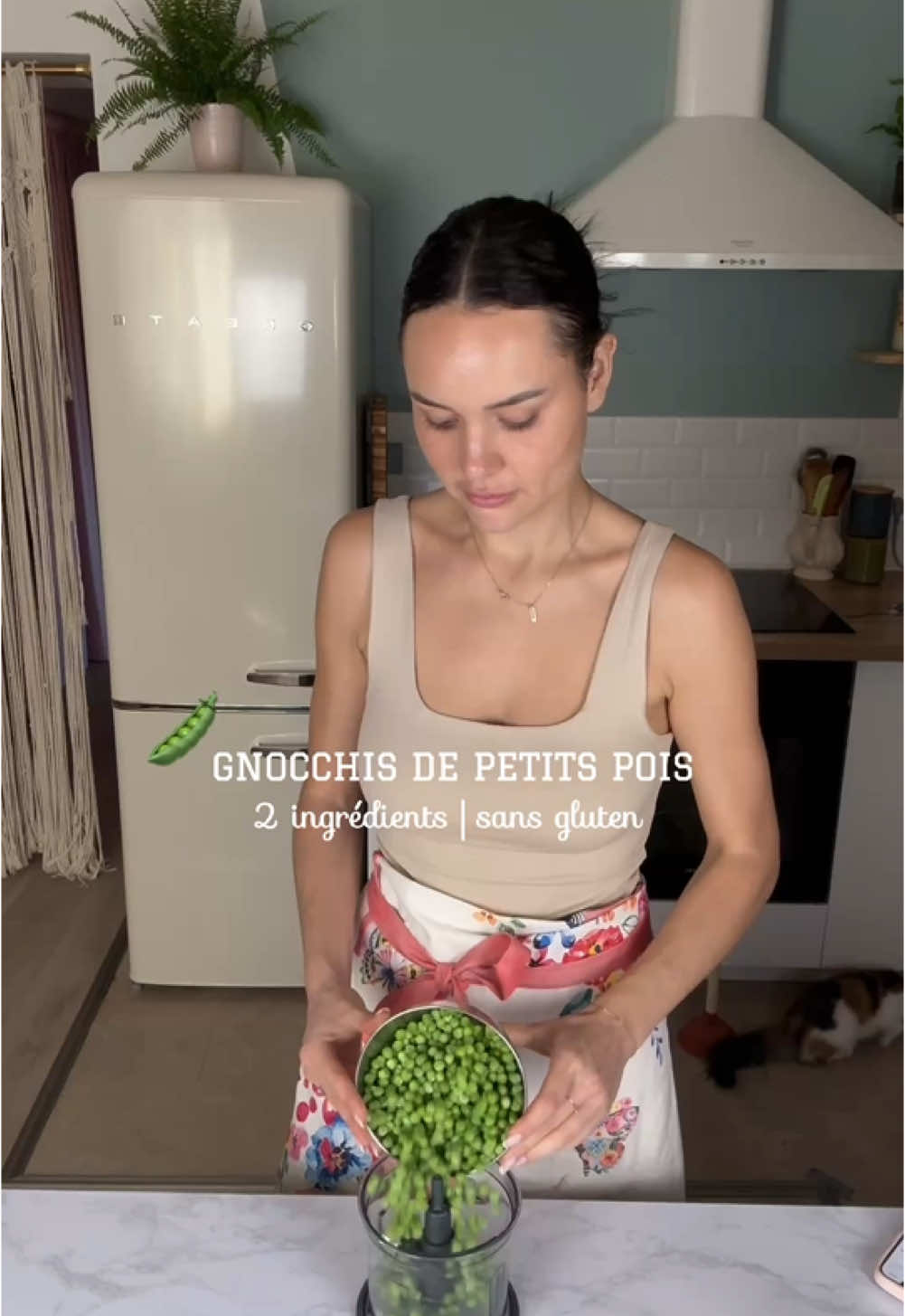 Gnocchis 2 ingrédients aux petits pois 🫛🫶 Pour 2 portions  Ingrédients : 	•	200 g de petits pois surgelés bio (je les ai pris chez Picard) 	•	150 g de farine tout usage sans gluten (de chez Lidl) Préparation : 	1.	Préparer la pâte : Mixez les petits pois avec la farine dans un hachoir jusqu’à obtenir une texture assez fine. Ensuite, malaxez bien la pâte pour la réchauffer. Au début, elle peut être un peu froide, mais en la malaxant, elle deviendra plus consistante et facile à travailler. Si vous souhaitez une méthode plus rapide, vous pouvez d’abord faire bouillir les petits pois 4 minutes dans de l’eau bouillante. Égouttez-les, puis mixez-les avec la farine. Cela évite de trop malaxer la pâte et d’avoir froid aux doigts, mais ma technique fonctionne aussi très bien ! 	2.	Une fois la pâte terminée, aplatissez la boule. À l’aide de ciseaux, coupez des petits gnocchis directement dans une casserole d’eau bouillante salée. Veillez à les couper assez fins pour qu’ils cuisent bien à cœur. 	3.	Dans une casserole, faites fondre une noix de beurre. Une fois les gnocchi cuits, égouttez-les et ajoutez-les au beurre fondu. Ajoutez ensuite 3 cuillères à soupe de crème fraîche liquide, 1 cuillère à soupe de crème fraîche épaisse, et une louche d’eau de cuisson pour obtenir une sauce crémeuse. Mélangez bien, puis incorporez du parmesan râpé. Assaisonnez avec du sel et du poivre. 	4.	Avant de servir, ajoutez un filet d’huile d’olive, un peu de persil haché, et dégustez. #gnocchi #petitspois #sansgluten #recettefacile #cuisinerapide #healthyfood #comfortfood #dinerhealthy #cuisinesimple #recettesaisonnière #parmesan #crèmefraîche 