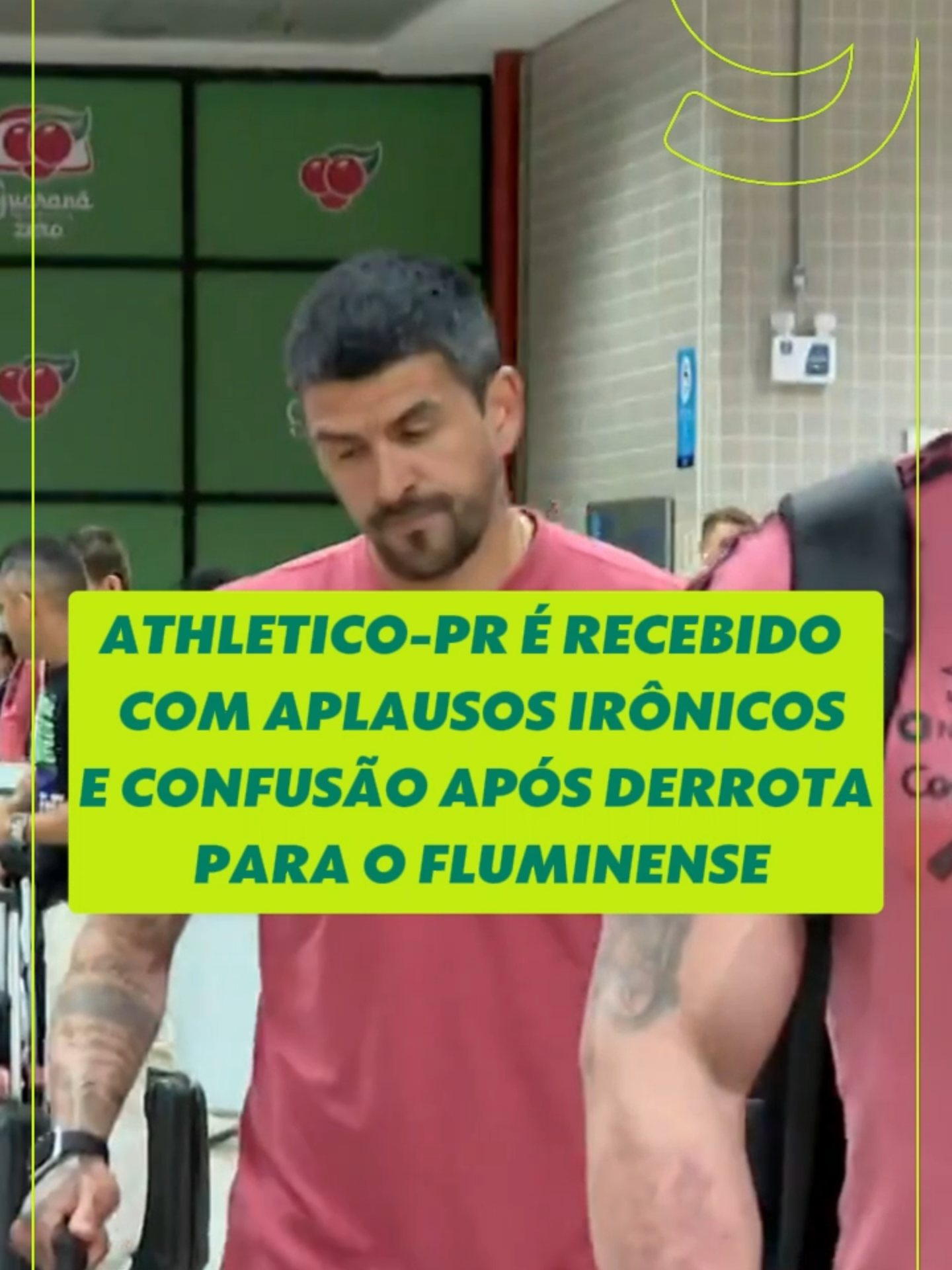 Aplausos irônicos e confusão marcaram o desembarque do Athletico-PR. Torcedores cobram os jogadores e gestores do time após a derrota para o Fluminense, em jogo atrasado da 17ª rodada do Brasileirão #atlheticopr #Brasileirão