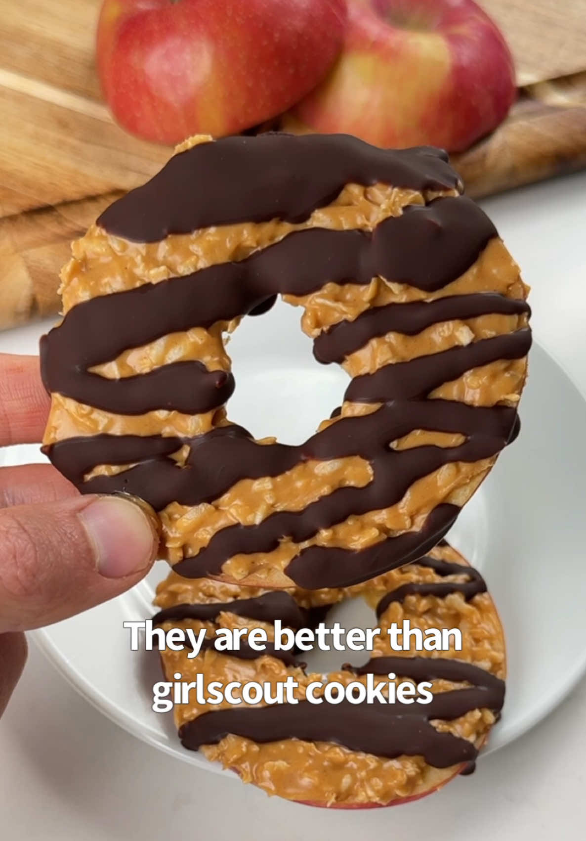 Say “YUM” if you would eat these Healthy Girl Scout Samoas Cookies 🍪🍎😋 What you need: 1 Apple 1/3 cup coconut flakes, unsweetened  3 tbsp peanut butter 3 tbsp sugar free chocolate chips, melted How to make them: 1. Slice your apple and remove the middle. 2. Mix your peanut butter and coconut. Spread on each apple slice. 3. Drizzle your chocolate, freeze for at least an hour and enjoy!