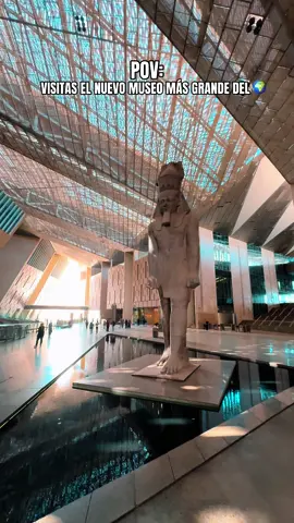 Bienvenidos al nuevo museo más grande del mundo 🌍 : GRAND EGYPTIAN MUSEUM Se encuentra en la región de Giza, a las afueras de El Cairo, cerca de las Pirámides de Giza asi que no puedes perderte sus increíbles vistas  Tardaron más de 20 años en construirlo 😳. Es sin duda uno de los proyectos culturales más grandes y ambiciosos de Egipto con un costo total de alrededor 1,000 millones de dólares 😱. La entrada cuesta unos 24€ para los turistas y unos 8€ para los egipcios.  ❌No te permiten entrar con trípodes, ni cámaras profesionales, ni insta360, go pro… solo con la del móvil. ♿️Tiene acceso para personas con discapacidad, lleno de rampas, ascensores y otras adaptaciones para facilitar la movilidad en todas las áreas. ¿Ya lo has visitado?  #cairoegypt #egypt #egipto #grandegyptianmuseum 