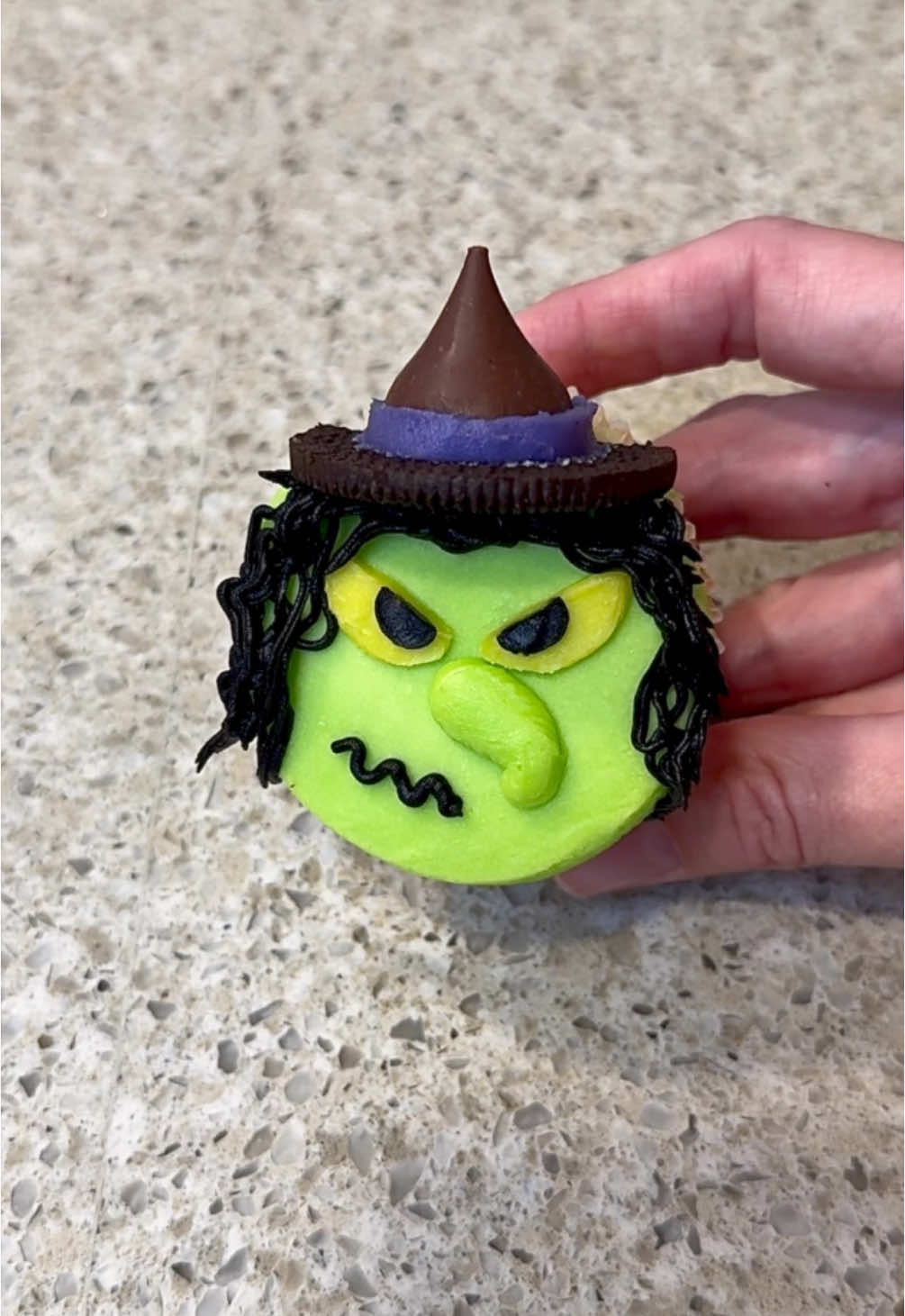 Witch Cupcake #cupcake #halloween #HalloweenTreats #halloweencupcakes #cupcakes #witch #cake 