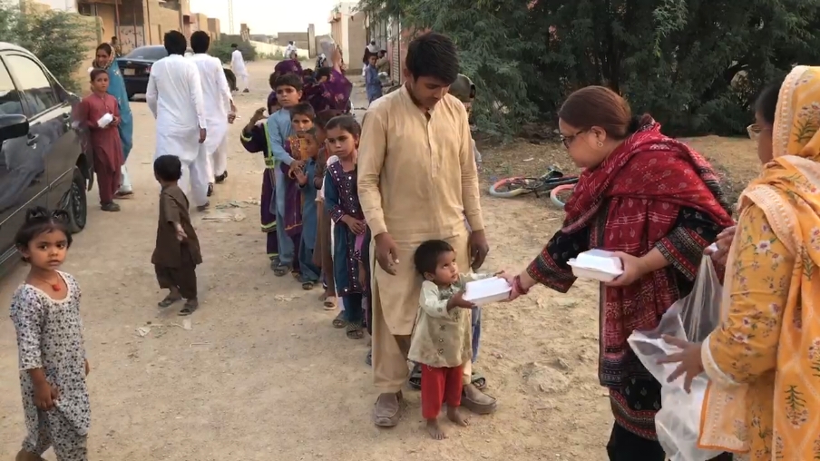🎥 Watch as the charity workers distribute fresh meals to needy children in Pakistan. This work is a reflection of worship, giving back as Allah has commanded us. 🙏 