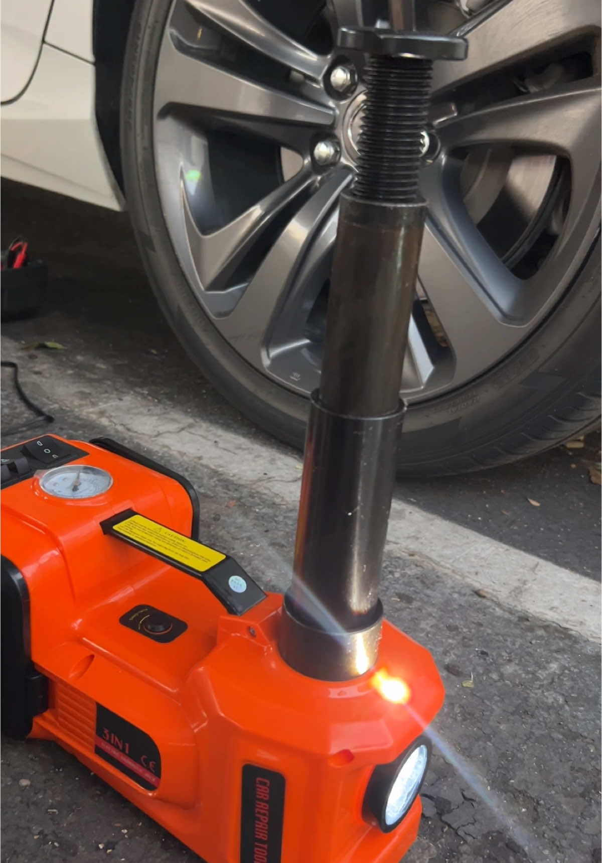 VEVOR 4 in 1 Electric Car Jack Set 🚘🛞 #flat #tires #electric #jack #car #suv #vevor #tool #care #case #mechanic #emergency #garage #fyp #falldealsforyou #creatorsearchinsights #viralvideo #tiktokmademebuyit #TikTokShop 🚘🛞