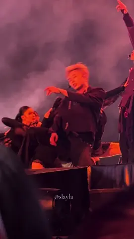 Ảnh nhậu 10 thùng bia xong lên diễn hả 🤣  #duongdomic #cudeanhtaroidi #fancam #anhtraisayhi #atsh #anhtraisayhiconcert2024 #fyp #xuhuong 
