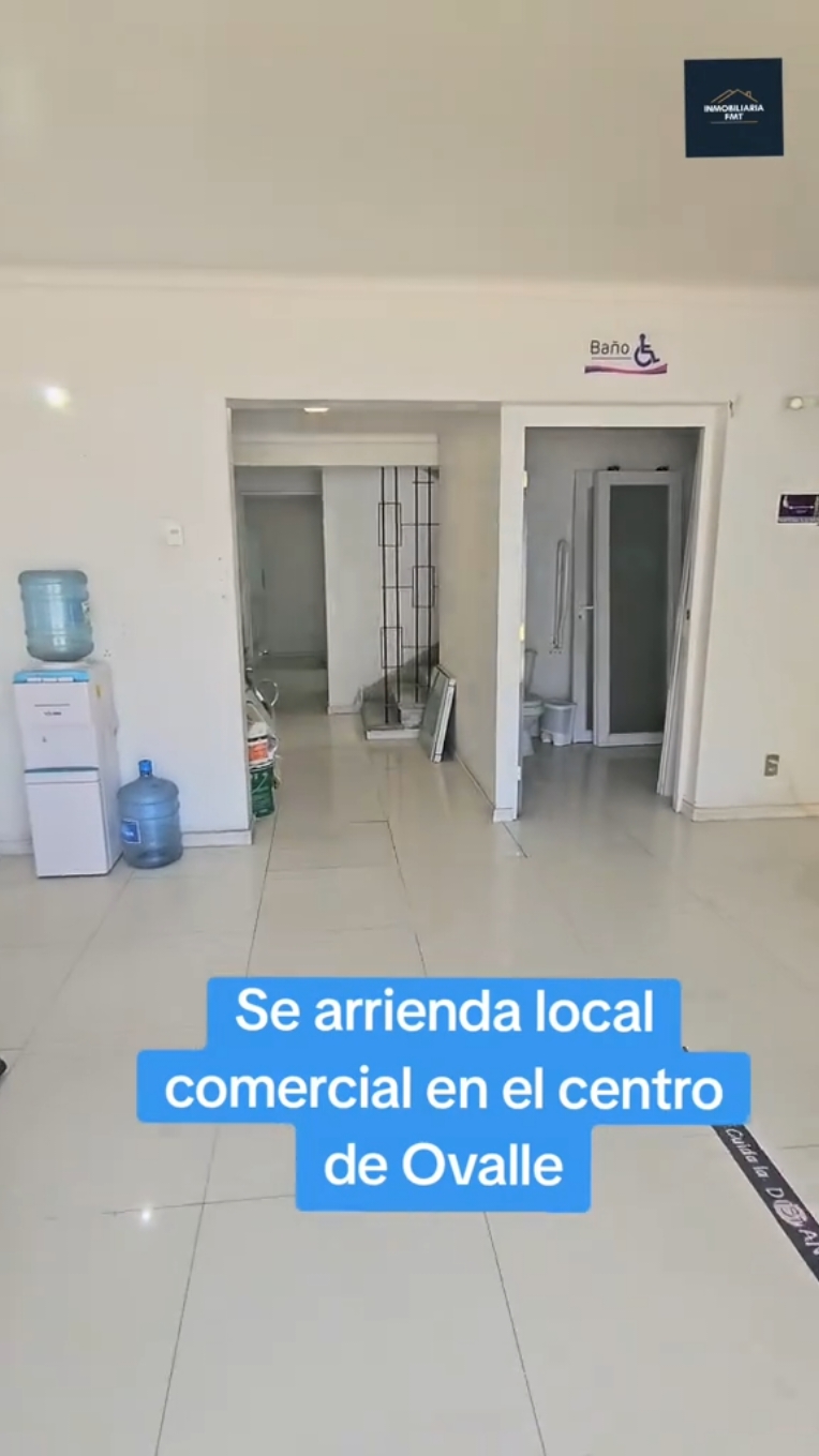 Arriendo de Local Comercial de 240m2 en Centro de Ovalle Descripción de la Propiedad: Se arrienda local comercial ubicado en el centro cívico de Ovalle, ideal para establecimientos médicos o de oficinas. Con dos pisos y una amplia distribución de habitaciones, este local es perfecto para satisfacer las necesidades de empresas que buscan un espacio moderno y funcional. Su ubicación en una calle de alto tránsito ofrece visibilidad y fácil acceso. Características Destacadas: Superficie de Terreno: 120 m² Superficie Construida: 240 m² Pisos: 2 Habitaciones: 10 habitaciones amplias Baños: 4 Vitrina: 4 metros de frente Acceso para Silla de Ruedas: Rampa incorporada Última Remodelación: Año 2019 Pisos: Porcelanato en todos los niveles Balcón: Sí Salidas a la Calle: Acceso directo desde la calle Uso Recomendado: El local está diseñado para uso médico o de oficinas, gracias a su disposición y características, como la cantidad de baños y habitaciones amplias. También puede adaptarse a otros rubros comerciales. Condiciones de Arriendo: Valor del Arriendo: $3,500,000 CLP Para la entrega de llaves: Mes de Arriendo + Mes de Garantía + Comisión del 50% del valor del arriendo al momento de firmar el contrato Comisión: 50% del valor del arriendo DICOM 360 Platinum Requisitos para Agendar una Visita: Para personas naturales: Contrato de trabajo o certificado de antigüedad Últimas 3 liquidaciones de sueldo Planilla de imposiciones Cédula de identidad por el frente Para empresas: DICOM de la empresa Carpeta tributaria Este local comercial de dos pisos ofrece un entorno profesional, con una distribución ideal para negocios de atención médica o servicios empresariales. ¡No pierdas la oportunidad de establecer tu negocio en una ubicación estratégica! Contáctanos para agendar una visita. Somos Inmobiliaria FMT, síguenos en nuestras redes sociales como @inmobiliaria_FMT en YouTube, TikTok, Instagram y Facebook. @Marcelo Torrejon Flores @sandraflores 