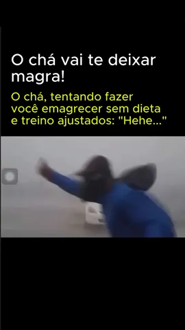 A ideia de que um chá sozinho pode causar emagrecimento é um mito muito comum. Não existe um alimento ou bebida milagrosa capaz de fazer alguém perder peso de forma direta e sustentável. O processo de emagrecimento é complexo e envolve uma combinação de fatores, como a alimentação equilibrada, a prática de atividades físicas regulares e a manutenção de um estilo de vida saudável. Os chás, como o chá verde, chá de hibisco ou chá de gengibre, são frequentemente apontados como auxiliares no emagrecimento. De fato, eles podem ter alguns benefícios: alguns atuam como diuréticos, ajudando a reduzir a retenção de líquidos, enquanto outros contêm compostos que podem levemente ajudar o metabolismo. No entanto, esses efeitos são modestos e, por si só, não são suficientes para promover a perda de peso significativa. A crença de que basta tomar chá para emagrecer desvia o foco das mudanças de hábito realmente eficazes. O emagrecimento saudável depende de um balanço calórico negativo – ou seja, consumir menos calorias do que o corpo gasta. Isso envolve uma dieta rica em nutrientes, com porções adequadas e controle da ingestão calórica, e a prática regular de exercícios físicos. Além disso, fatores como sono adequado e gerenciamento do estresse também são fundamentais. Em resumo, o chá pode ser um complemento na busca por um estilo de vida mais saudável, mas não deve ser visto como a solução mágica para o emagrecimento. A mudança de hábitos a longo prazo, com foco na alimentação equilibrada e na atividade física, é o verdadeiro caminho para a perda de peso sustentável.