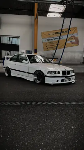 In Weiß 🤍 #vibe #e36 #Classic  #fürdich #sunset #viral #Summer #fyp≥) #fyp #cars #oldschool #diamant #bmwlife #bmw #rammstein