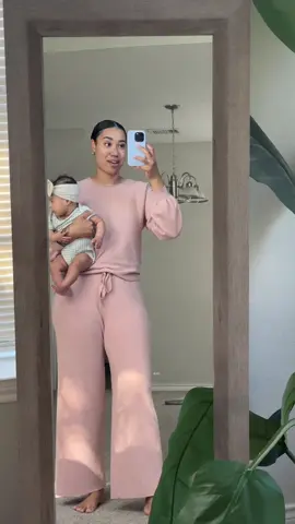 This lounge set is so stinking cute!! 🎀 Buying all of the colors ASAP 🤩  Such a practical outfit for all the moms out there! #momfit #loungewearset #sweatset #momfashion 