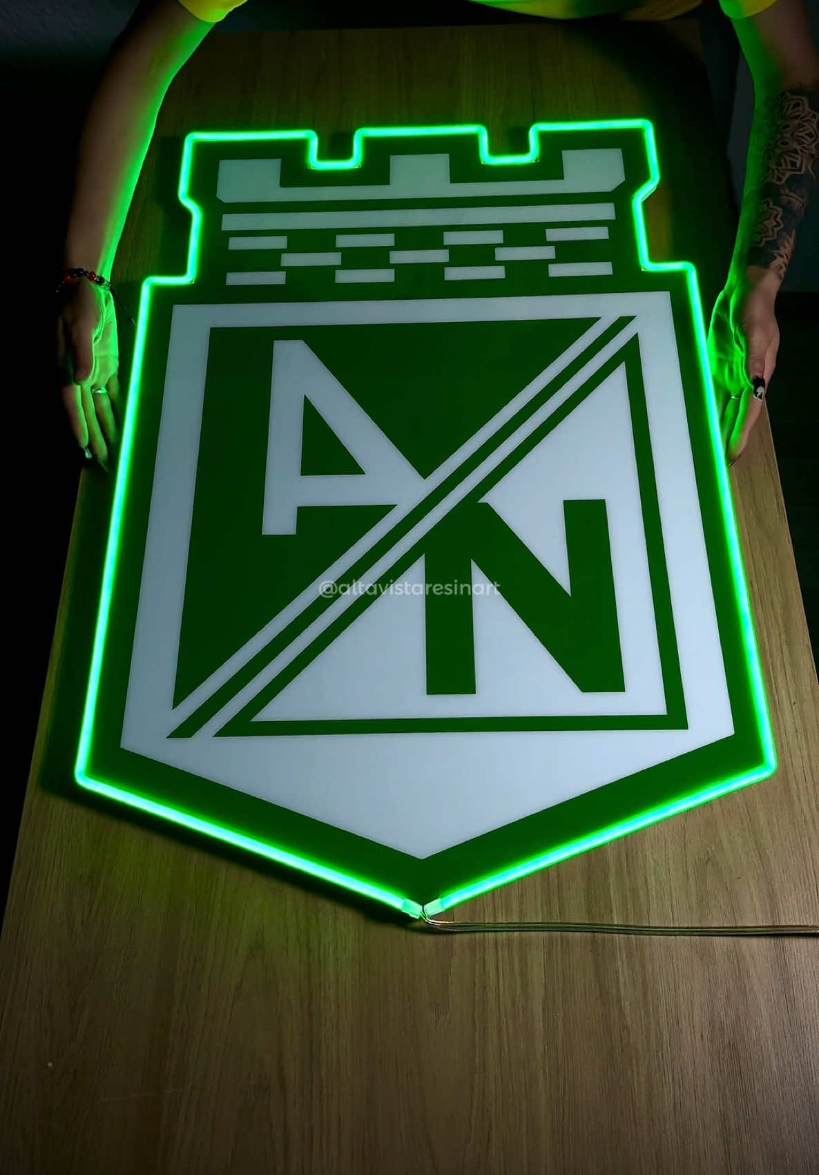 Acompañame a ver el proceso de producción de este hermoso escudo del club atlético nacional ⚽️ 50cm x 77cm Elaborado en madera mdf de 9mm,corte laser,resina epoxi y contorneado con neon flex color verde💡 #resina #atleticonacional #resinart #colombia #fyp 